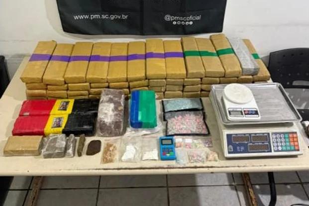 Vídeo: operação policial encontra mais de 45 quilos de drogas em residência
