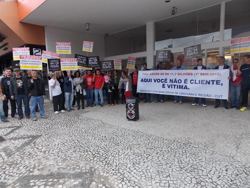 Em greve há 17 dias, bancários promovem a primeira Milhãozada