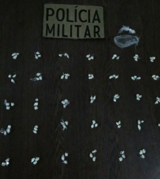 Pacote com 100 pedras de crack é encontrado em plantação de bananas