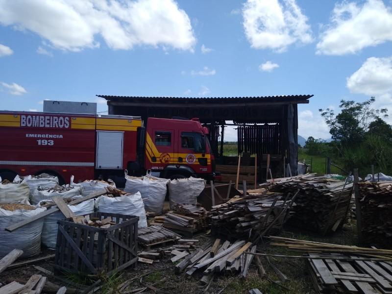 Galpão de madeireira é atingido por incêndio em Criciúma