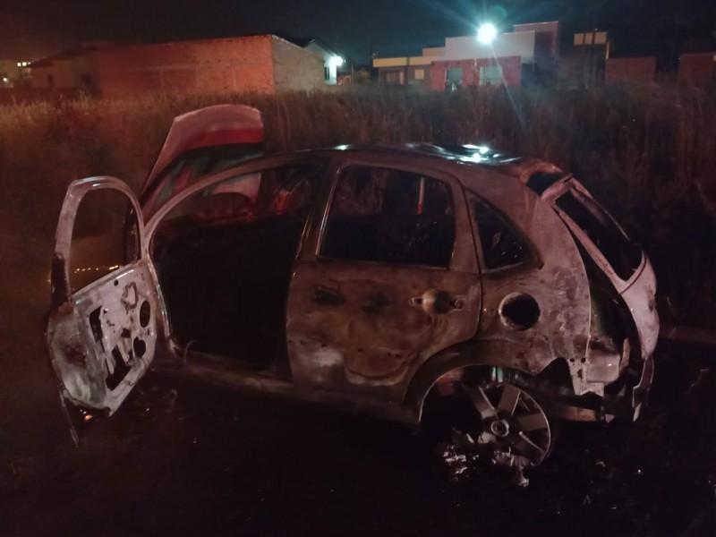 Incêndio destrói carro no bairro São Defende
