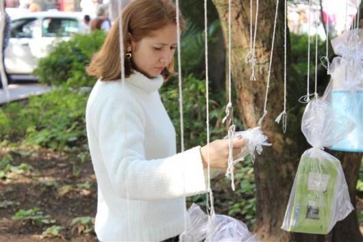 População adquire livros de graça na Praça Nereu Ramos