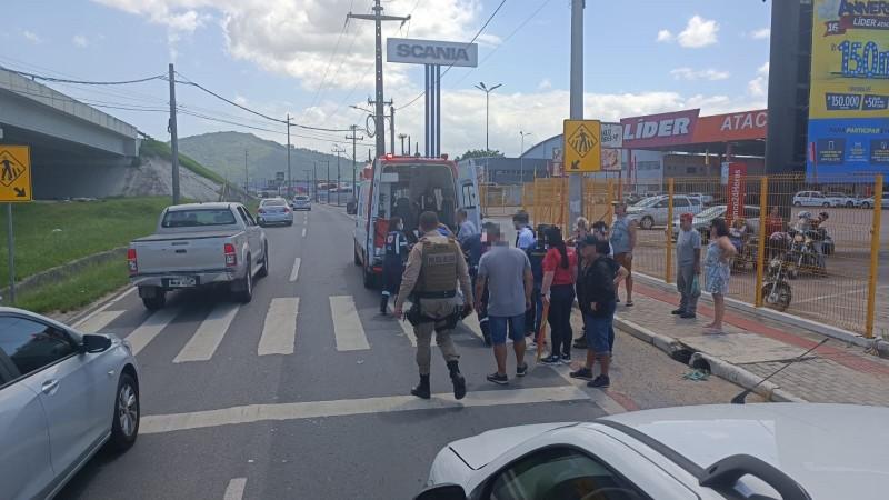 Tubarão: motociclista fica ferida em acidente na marginal da BR-101