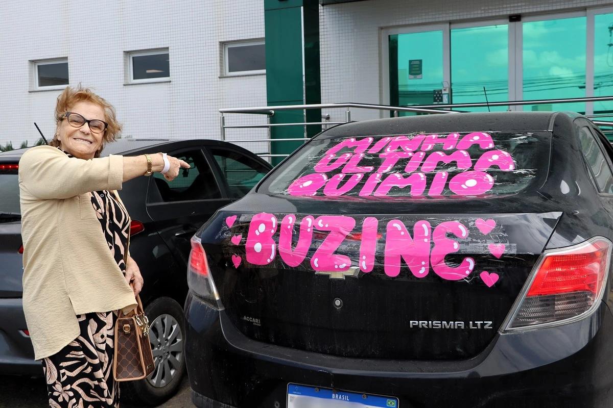 Família decora carro para comemorar fim de tratamento de câncer