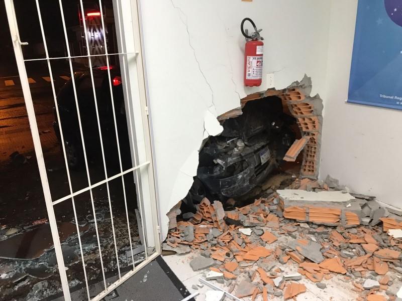 Condutora quebra parede ao colidir carro contra imóvel em Urussanga