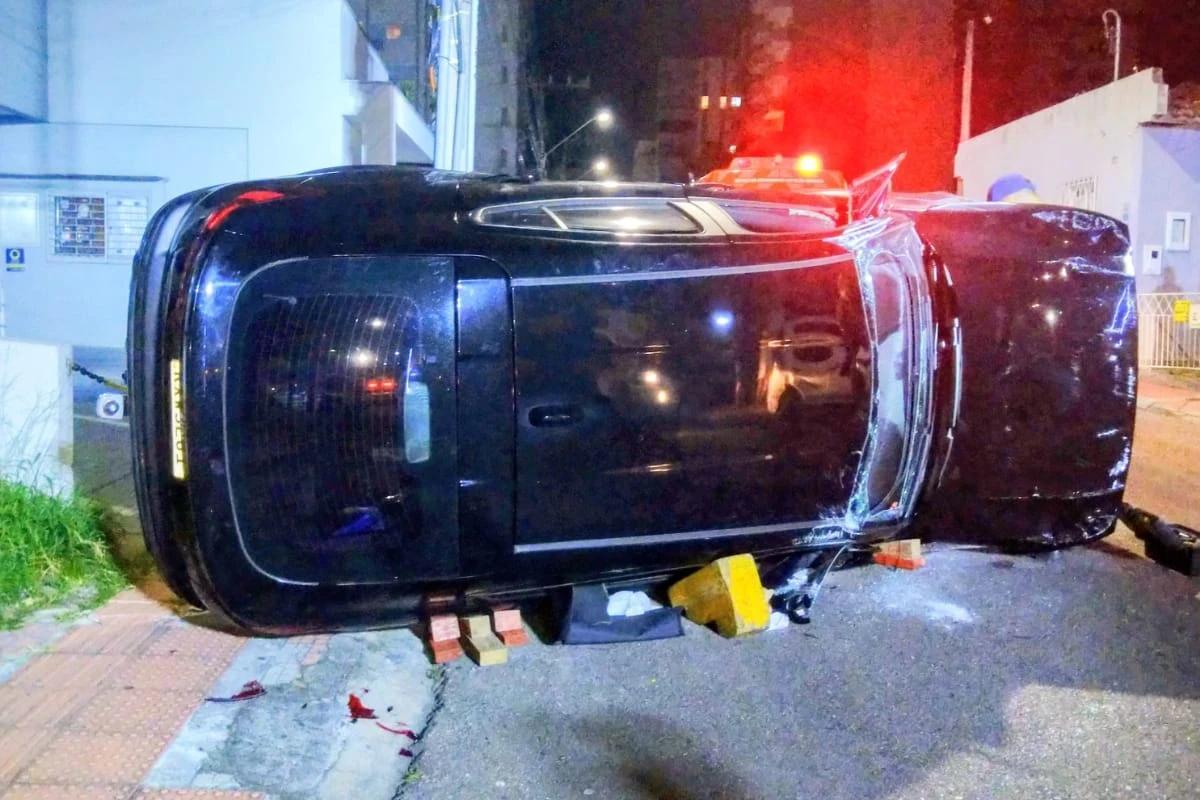 Motorista capota veículo após colidir em carro estacionado em Criciúma