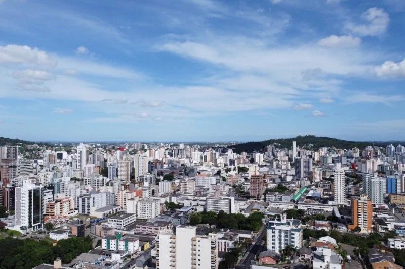 Calor predomina nesta quinta-feira e temperatura pode ultrapassar os 35°C