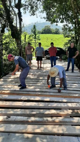 Governo de Siderópolis revitaliza ponte no Costão da Serra