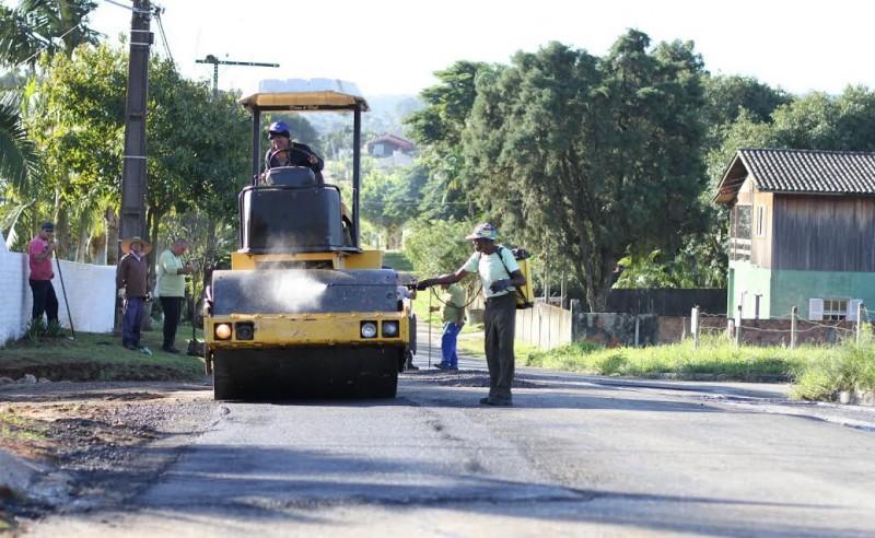 Operação tapa-buracos recupera vias municipais