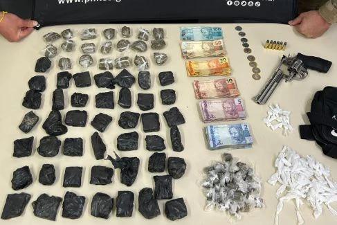 Polícia encontra maconha e arma enterrada em terreno de casa em Forquilhinha