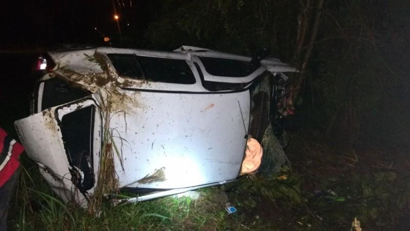 Após saída de pista, carro fica de lado e bate em árvore