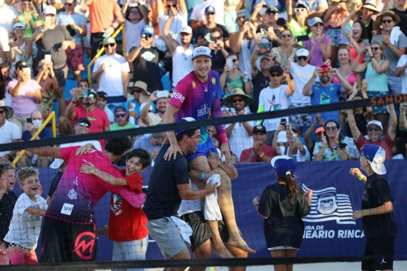 Dupla formada por catarinense e francês é campeã do Mundial Rincão de Beach Tennis Unimed