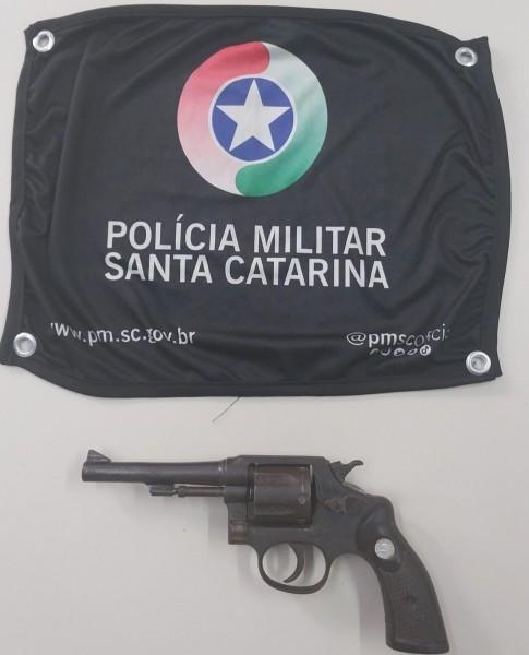 Criciúma: jovem é preso com arma de fogo após denúncia de que estaria ameaçando companheira