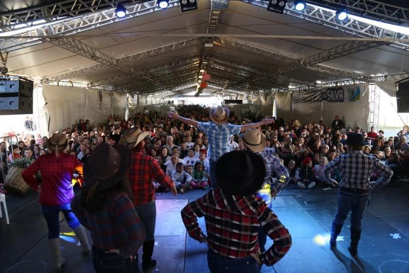 Público prestigia atrações da Festa do Peixe