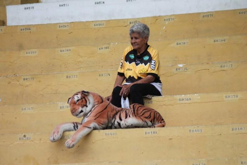 Torcedora símbolo, dona Ivone recebe carteirinha vitalícia