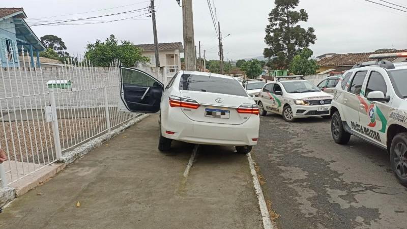 Em Criciúma, PM apreende adolescente com Corolla que havia sido roubado em Treze de Maio