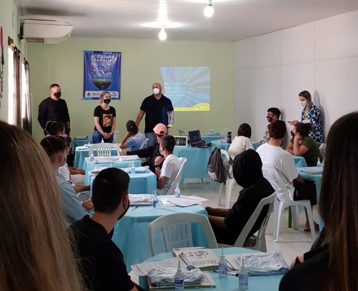 Jovens de Içara iniciam curso de qualificação profissional