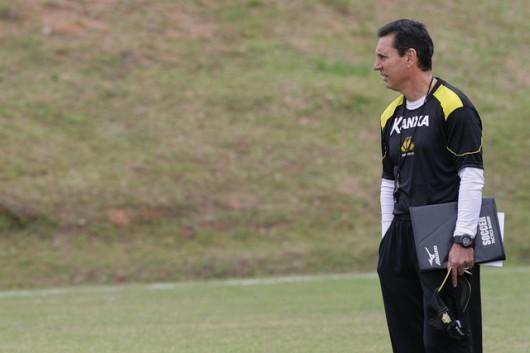 Após punição, Comelli retorna à beira do gramado