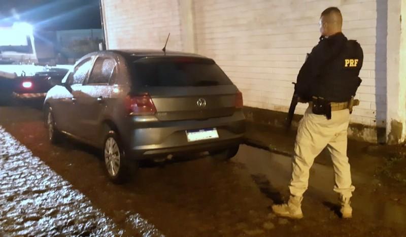 Jovem é preso após ser flagrado dirigindo carro roubado e com placas clonadas