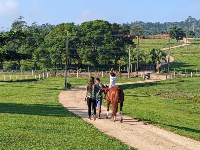 Método terapêutico e educacional, equoterapia beneficia dezenas de autistas em Morro da Fumaça
