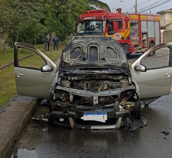 Veículo é parcialmente destruído por incêndio em Tubarão 