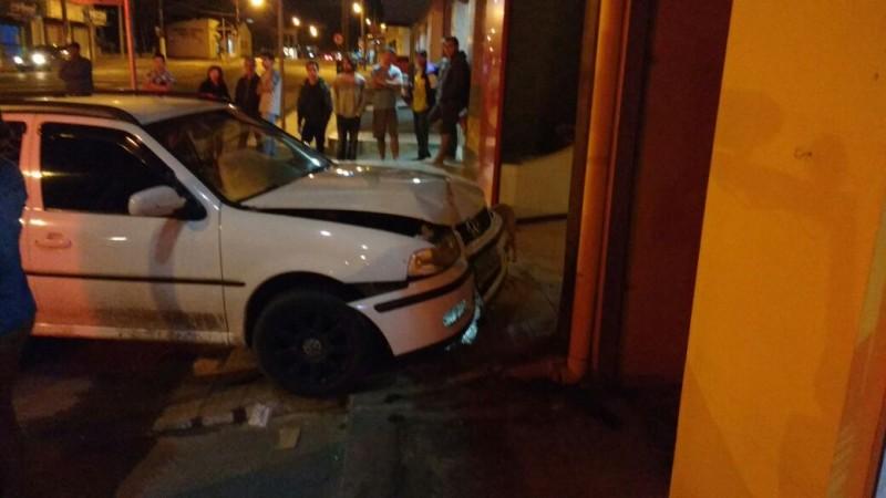 Ocupantes de carro tentam fugir da PM e se envolvem em acidente