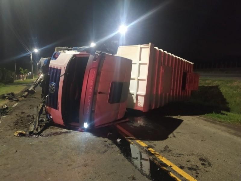 Caminhão tomba na marginal da BR-101 em São João do Sul
