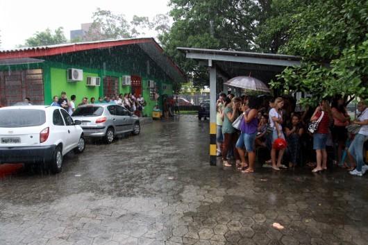 Professores ACTs aguardam escolha de vagas na chuva