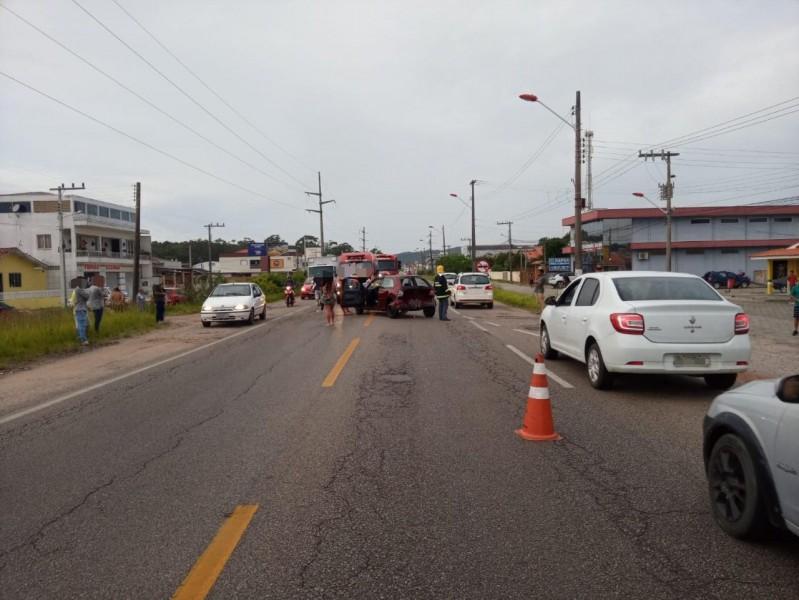 Acidente envolve três veículos em Laguna