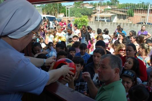 Crianças do bairro Vida Nova ganham festa e presentes em comemoração ao Dia da Criança