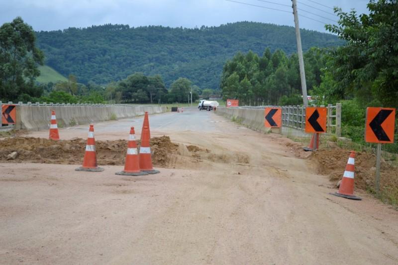 Trecho de 700 metros em Pedras Grandes receberá asfalto