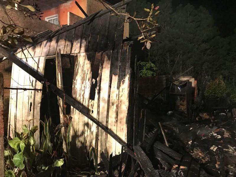 Mulher coloca fogo em sua própria residência