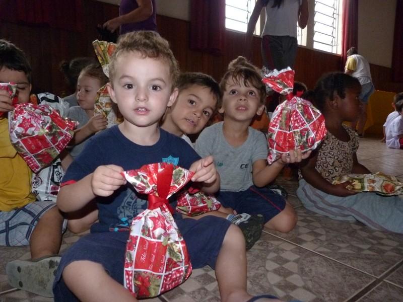 Festa de Natal é organizada para crianças do Bairro da Juventude