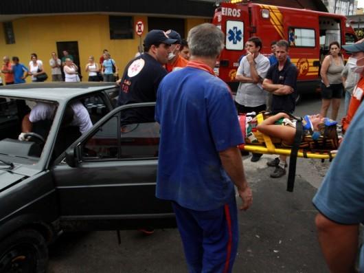 Caroneira presa nas ferragens em acidente no centro de Criciúma