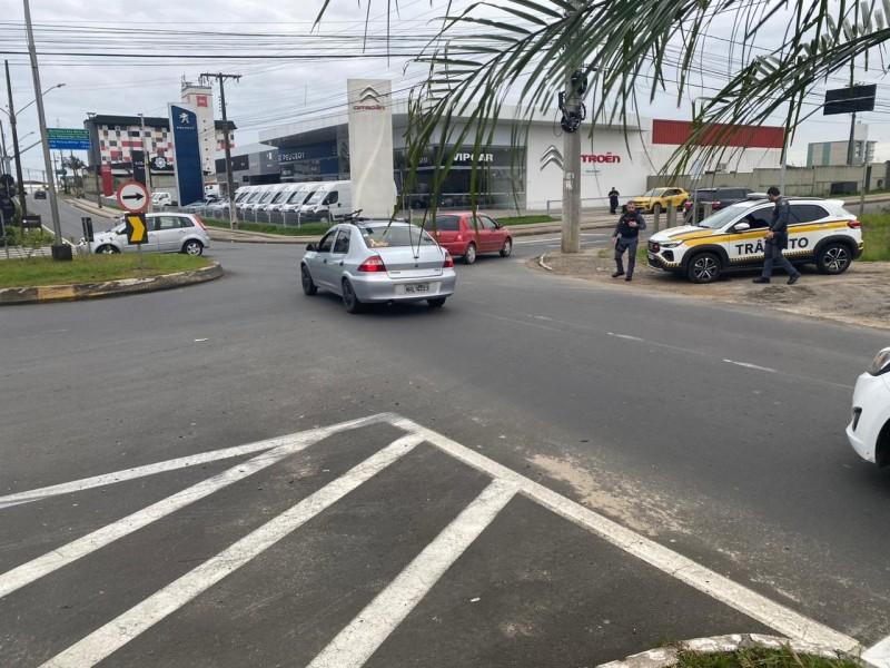 DTT orienta motoristas na rotatória da avenida Gabriel Zanette; tachões poderão ser instalados na via