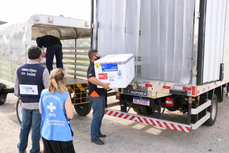 Estado recebe lote com mais de 147 mil vacinas CoronaVac e começa distribuição
