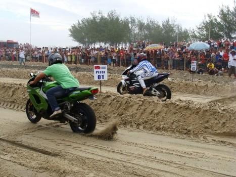 Domingo a areia será das motos na praia da Caçamba 