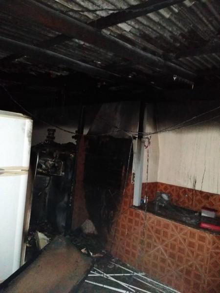 Incêndio destrói eletrodomésticos e telhado de edícula em Forquilhinha