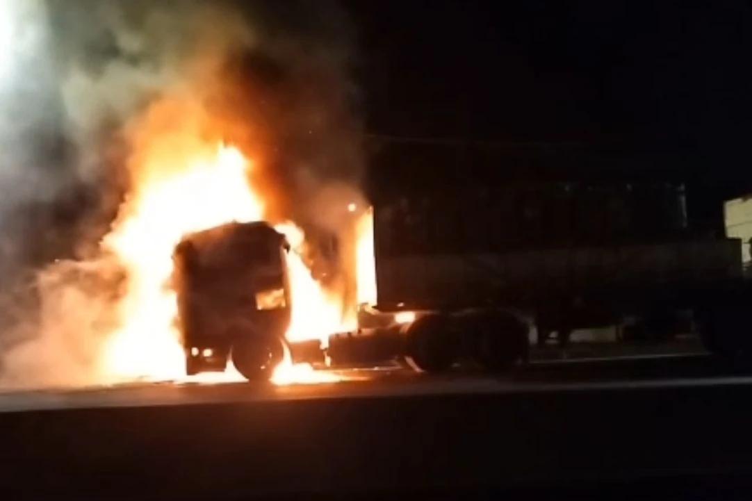 Vídeo: carreta com placas de Araranguá incendeia em Garuva