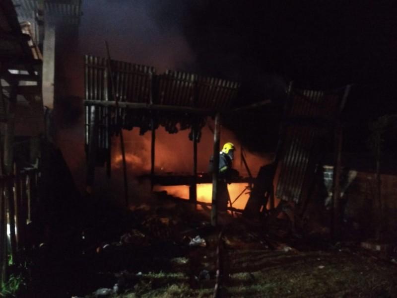 Casa é destruída por incêndio em Tubarão 