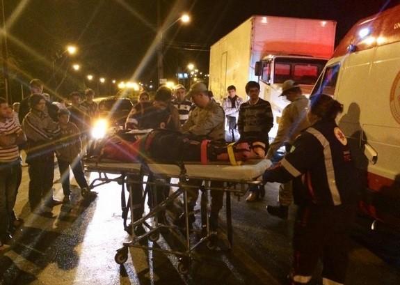 Motociclista colide de frente com caminhão 