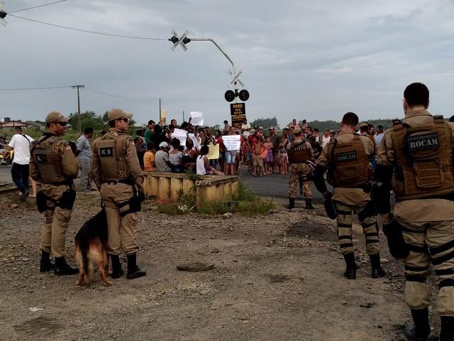 Comunidade faz protesto e reivindica melhorias no bairro Renascer