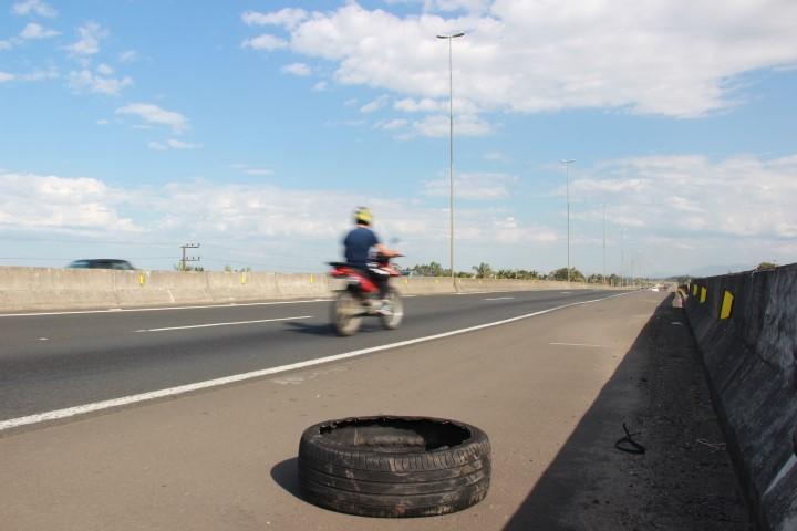 Motociclistas são vítimas de acidentes devido a abandono de pneus