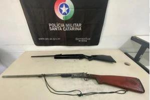Motorista tenta fugir para esconder armas de fogo, mas acaba preso pela PM