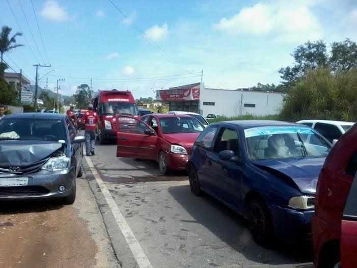 Engavetamento envolve três veículos na SC-442, em Jaguaruna