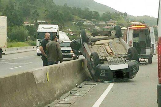 Após colisão, carro capota e outro sai da pista na BR-101
