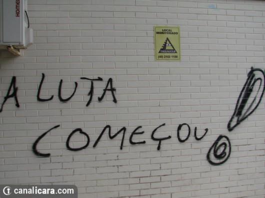 Fachadas da prefeitura e da Câmara de Vereadores são pichadas em Içara