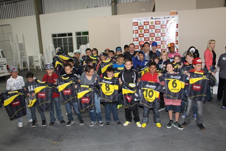 Lauro Müller entrega uniformes a 230 atletas de projetos esportivos