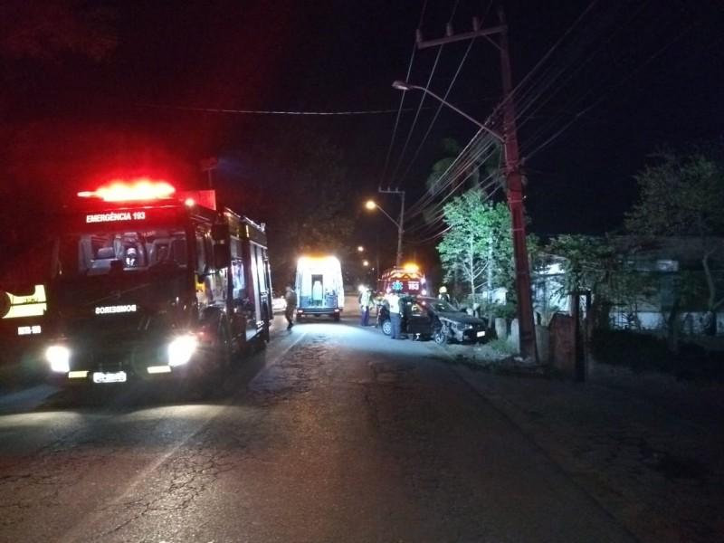 Colisão em poste deixa duas pessoas feridas em Tubarão 