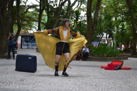 Dia do Circo comemorado com espetáculo na praça
